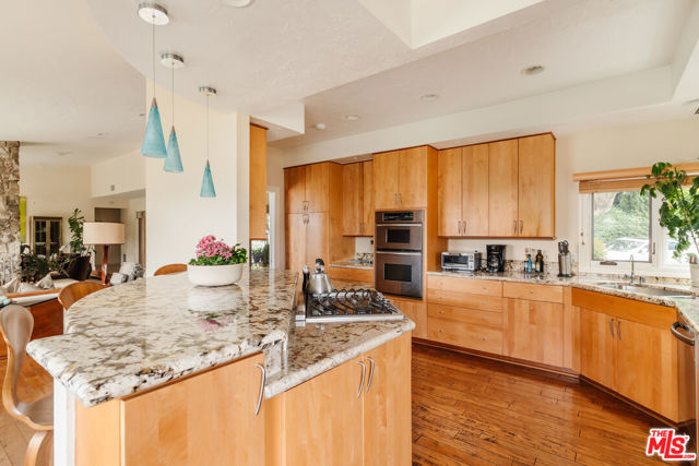 2208 Westridge Road, Los Angeles CA: https://media.crmls.org/mediaz/c21ce2f2-dfbd-495b-a953-7df5d33dccd7.jpg