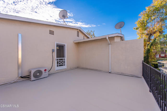 22002 Ybarra Road, Woodland Hills CA: https://media.crmls.org/mediaz/c21d31db-427e-4d14-add6-35af0513ed7a.jpg