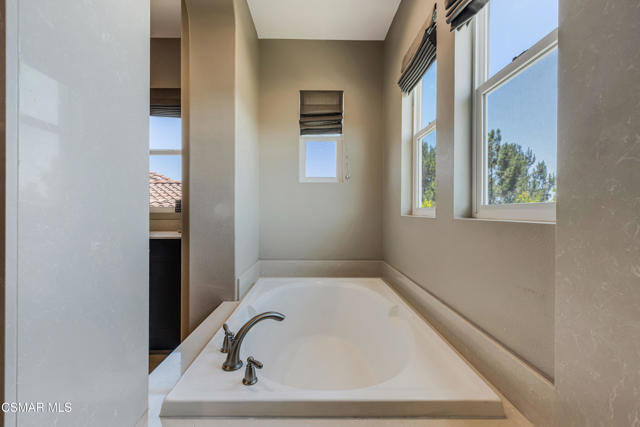 13170 Bent Grass Place, Moorpark CA: https://media.crmls.org/mediaz/c21d4f8a-8cdc-4bd5-9262-8008410d5f2b.jpg