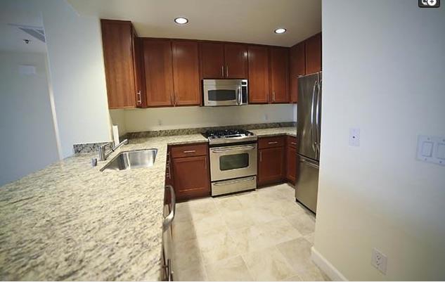 423 7th Street, Oakland CA: https://media.crmls.org/mediaz/c21e3903-dcc6-4f42-8776-d9c21edac50f.jpg