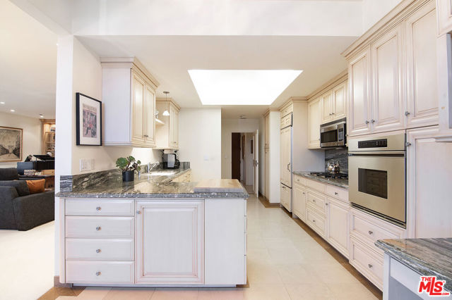 10430 Wilshire Boulevard, Los Angeles CA: https://media.crmls.org/mediaz/c21e5ca4-57d4-4bb3-96ce-c5234f770f91.jpg