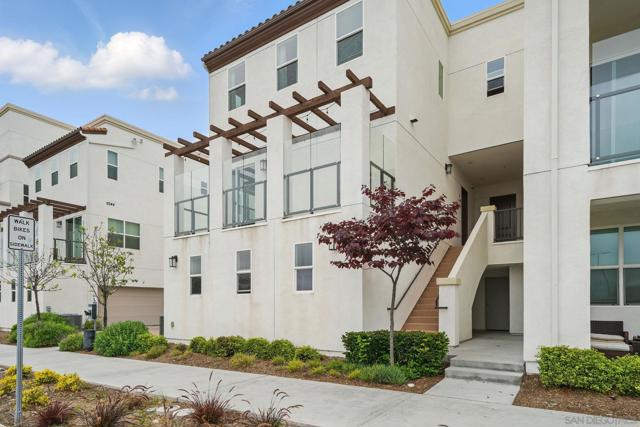 2054 Luzon Lane, Chula Vista CA: https://media.crmls.org/mediaz/c21eba3a-48ee-4b6b-bd68-a69ba2603bb7.jpg
