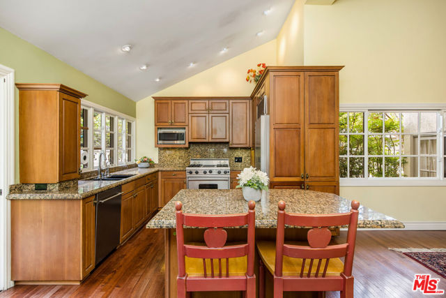 2124 Eric Drive, Los Angeles CA: https://media.crmls.org/mediaz/c21ef57e-8880-4770-a91f-8427fcfdfdf1.jpg