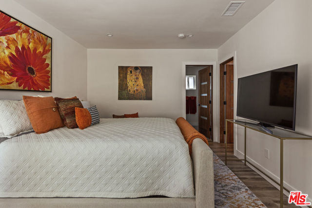 4430 Natoma Avenue, Woodland Hills CA: https://media.crmls.org/mediaz/c21f83f4-98b9-4e3f-b681-6ea3f36ca882.jpg