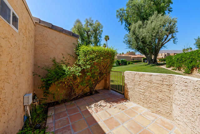 73438 Foxtail Lane, Palm Desert CA: https://media.crmls.org/mediaz/c21fe075-7406-43ef-874c-d5ae8e73c43b.jpg