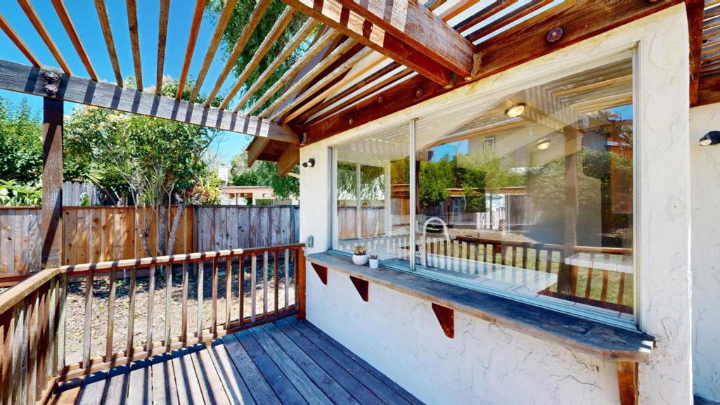 https://media.crmls.org/mediaz/c220518b-1374-4b71-9d92-e7a5be15e873.jpg?preset=X-Large