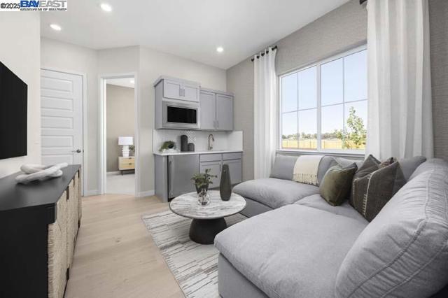 527 E Fiorino Street, Mountain House CA: https://media.crmls.org/mediaz/c2222362-fdb7-4c77-9174-6dc289094b41.jpg