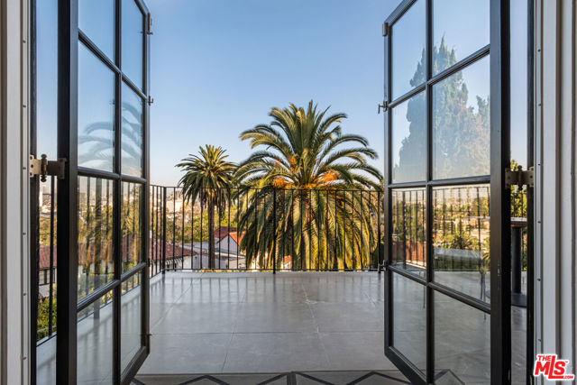 6801 Iris Circle, Los Angeles CA: https://media.crmls.org/mediaz/c2229387-b231-464c-b8b2-72a67608def8.jpg