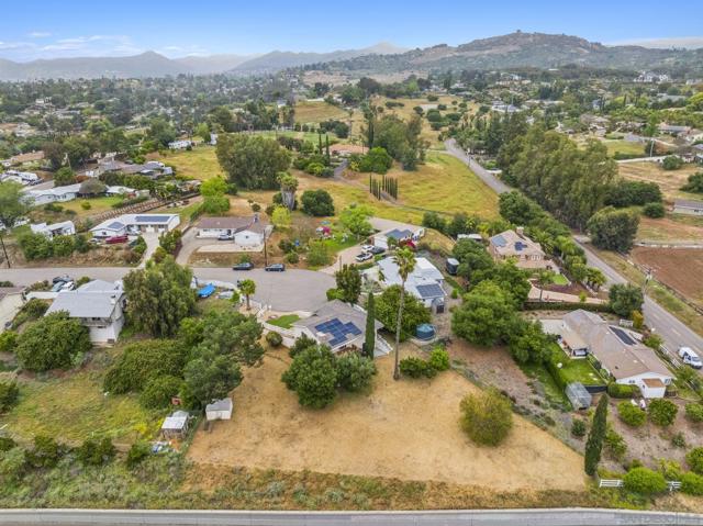 1973 Kinross Ct, Escondido CA: https://media.crmls.org/mediaz/c2229762-140d-45f6-8843-27986234b548.jpg