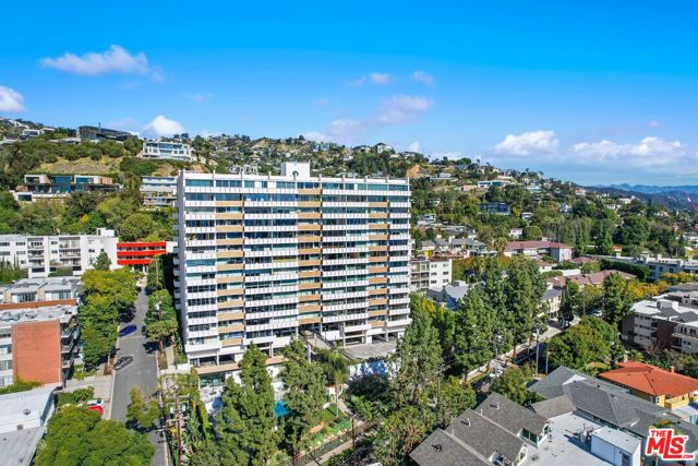 8787 Shoreham Drive, West Hollywood CA: https://media.crmls.org/mediaz/c2275438-1016-42a7-95d8-6a427bb034c1.jpg