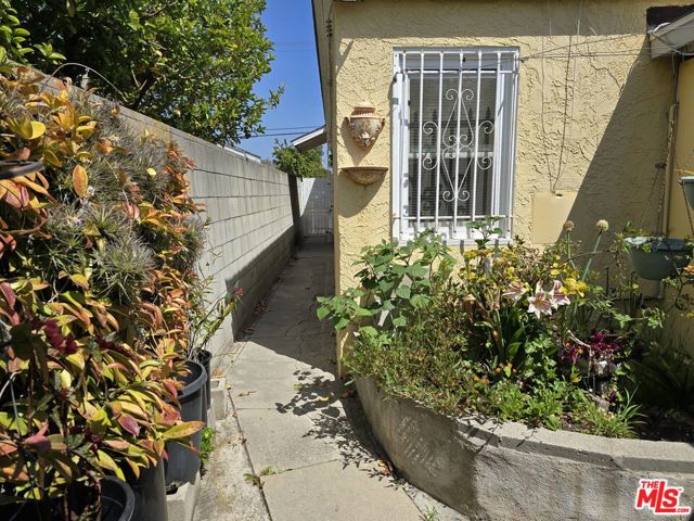 12846 Short Avenue, Los Angeles CA: https://media.crmls.org/mediaz/c2276de3-d9ce-40c7-aead-2c61e0fd20ef.jpg