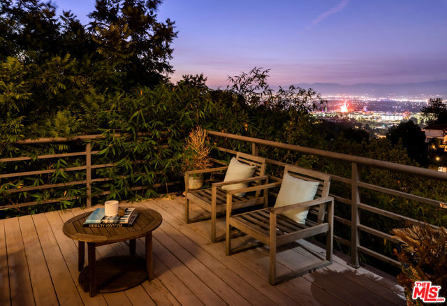 7265 Caverna Drive, Los Angeles CA: https://media.crmls.org/mediaz/c2280ef9-e605-4243-b91e-422d3b4ada17.jpg