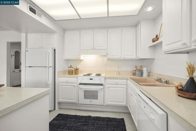 1935 Golden Rain Rd, Walnut Creek CA: https://media.crmls.org/mediaz/c228b23f-900d-4117-9ed3-f8a1e4c2f77a.jpg