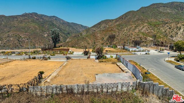 18348 Clifftop Way, Malibu CA: https://media.crmls.org/mediaz/c2295201-fa33-4713-a6b0-f3b9466b1e42.jpg