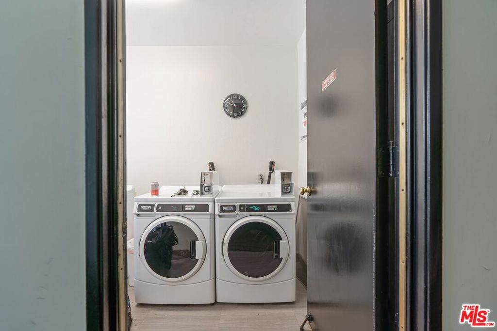 https://media.crmls.org/mediaz/c229e543-7e0d-4d59-aabd-c36f5c7e3807.jpg?preset=X-Large