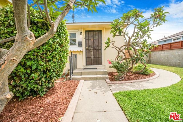 8151 Vista Del Rosa Street, Downey CA: https://media.crmls.org/mediaz/c229f8cf-ce8c-4ccd-92b1-3023031a06a5.jpg