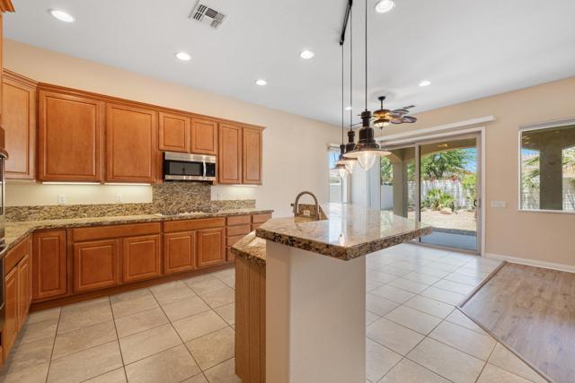 80598 Avenida San Felipe, Indio CA: https://media.crmls.org/mediaz/c22a20eb-a56d-48fa-89c0-caba8bc5d9e7.jpg