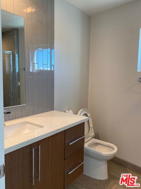 4937 1/2 W 20th Street, Los Angeles CA: https://media.crmls.org/mediaz/c22a341d-1f4f-4ca6-b842-d85a6b871e3c.jpg