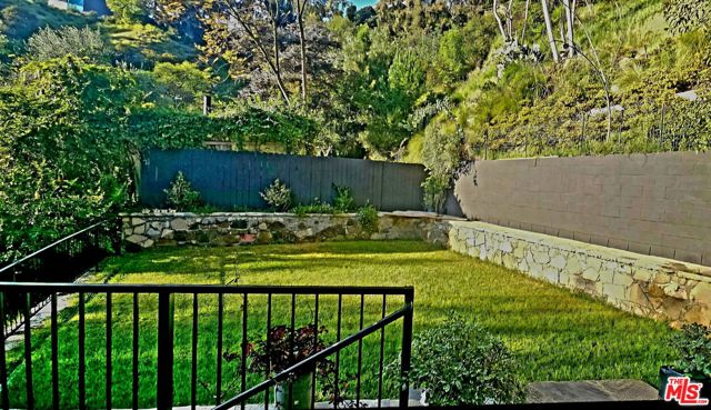 1782 Viewmont Drive, Los Angeles CA: https://media.crmls.org/mediaz/c22aa736-3f64-4493-95c1-7ae28acbe458.jpg