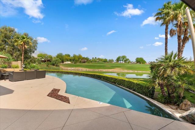 72 Royal Saint Georges Way, Rancho Mirage CA: https://media.crmls.org/mediaz/c22b546b-19f0-4dc6-add5-ab6163441305.jpg