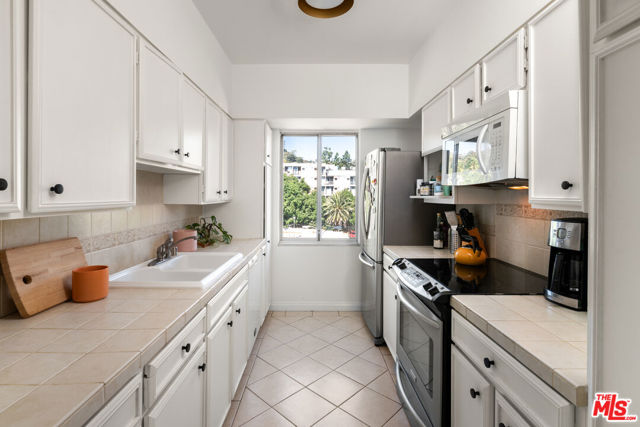 7135 Hollywood Boulevard, Los Angeles CA: https://media.crmls.org/mediaz/c22dba86-0c88-4a57-b4d7-82d143c86864.jpg