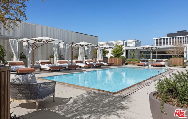 9200 Wilshire Blvd, Beverly Hills CA: https://media.crmls.org/mediaz/c22fa7be-e33a-4a1d-a64b-0b53592cb6b0.jpg