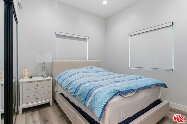 611 N Buena Vista Street, Burbank CA: https://media.crmls.org/mediaz/c22fb077-d50e-49ae-88e1-1507289397a3.jpg