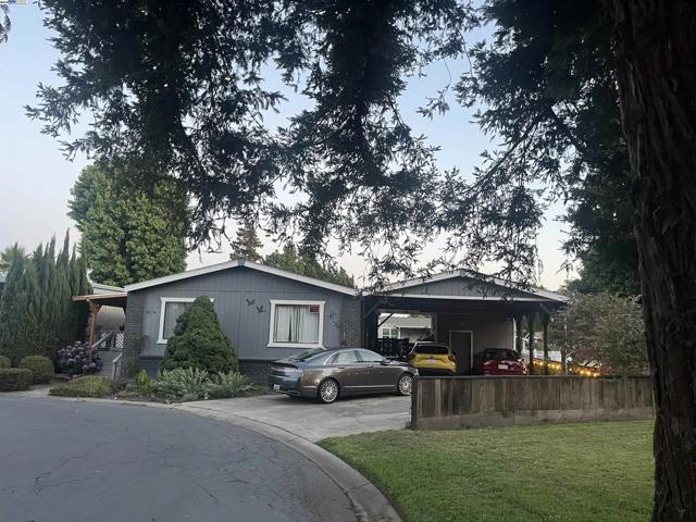 14 Blue Teal Ct, Lodi CA: https://media.crmls.org/mediaz/c22ff64e-6d7a-4520-ab6c-af049850166b.jpg