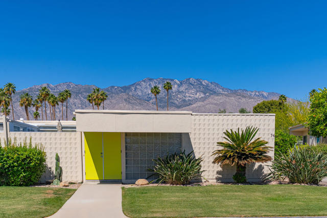 74 Lakeview Drive, Palm Springs CA: https://media.crmls.org/mediaz/c2309cf4-5abc-4961-818b-4320001958d3.jpg