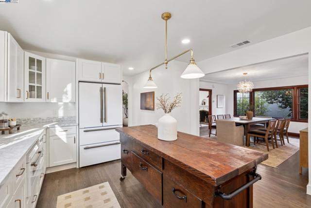 1728 Cambridge Dr, Alameda CA: https://media.crmls.org/mediaz/c23148b8-b8a9-41d1-bbea-176c632eb242.jpg