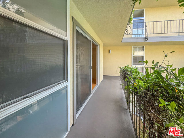 2311 4th Street, Santa Monica CA: https://media.crmls.org/mediaz/c2314c42-9da9-4194-8464-ed1063e8a93a.jpg