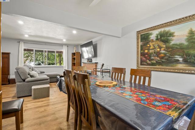 963 Getoun Dr, Concord CA: https://media.crmls.org/mediaz/c2325ca4-687a-48f8-b49c-ddfe35a4db4b.jpg