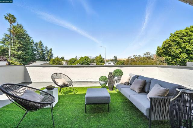 31 Junewood Ct, Danville CA: https://media.crmls.org/mediaz/c2353172-d73d-4182-a075-0322dcd79cbf.jpg