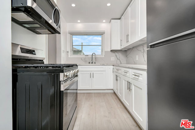 1032 19th Street, Santa Monica CA: https://media.crmls.org/mediaz/c236336c-7a49-4a5e-b3dd-4fcfd5db3fee.jpg