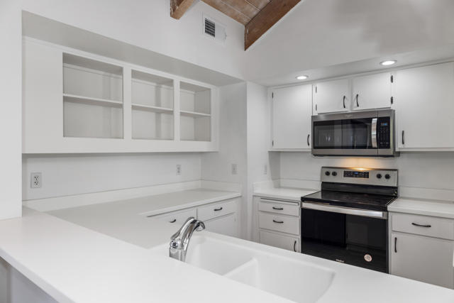 308 Forest Hills Drive, Rancho Mirage CA: https://media.crmls.org/mediaz/c23658e6-b8a1-4679-b753-537b7605204e.jpg
