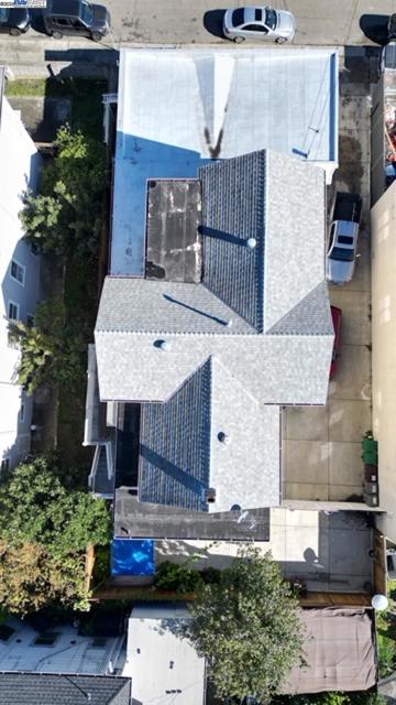 1011 E 11Th St, Oakland CA: https://media.crmls.org/mediaz/c2389f3a-7daa-486f-8a5a-75a31f4c107e.jpg