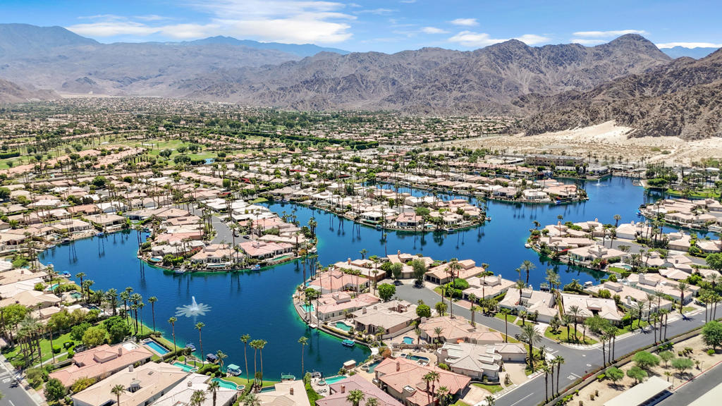 https://media.crmls.org/mediaz/c23a11c7-6de3-4f25-a91d-10b5e98e97ed.jpg?preset=X-Large