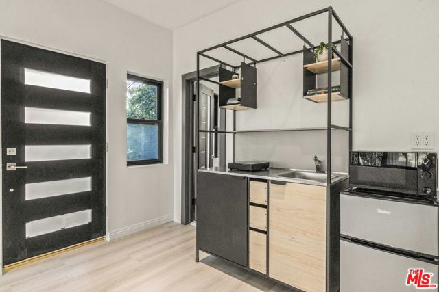 2315 Loma Vista Place, Los Angeles CA: https://media.crmls.org/mediaz/c23ae404-9654-4c06-b935-77d6ef5546ec.jpg