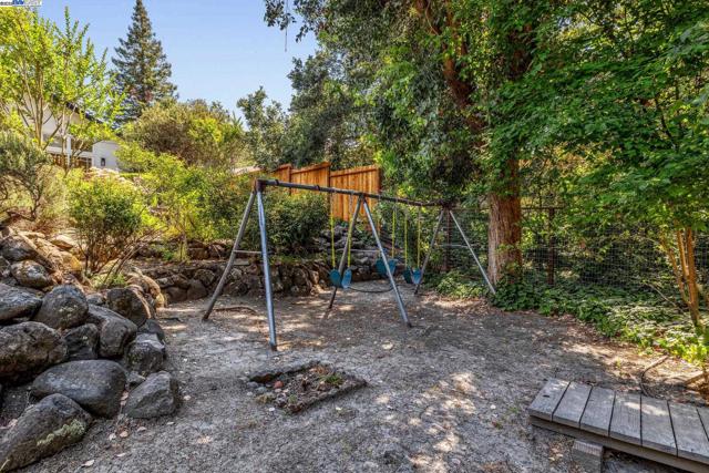 3296 Walnut Ln, Lafayette CA: https://media.crmls.org/mediaz/c23b4fa1-5906-47e2-84f3-bdcfce9217db.jpg