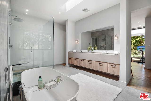 6254 Busch Drive, Malibu CA: https://media.crmls.org/mediaz/c23bb8e5-2435-45fc-8dee-20df2f85cdc7.jpg