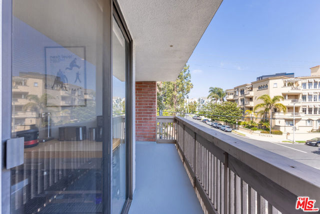 11805 Mayfield Avenue, Los Angeles CA: https://media.crmls.org/mediaz/c2403930-94db-41dc-afca-c68175007f18.jpg