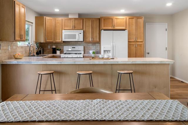 Detail Gallery Image 10 of 28 For 1227 Dolphin Cir, Vista,  CA 92084 - 4 Beds | 2 Baths