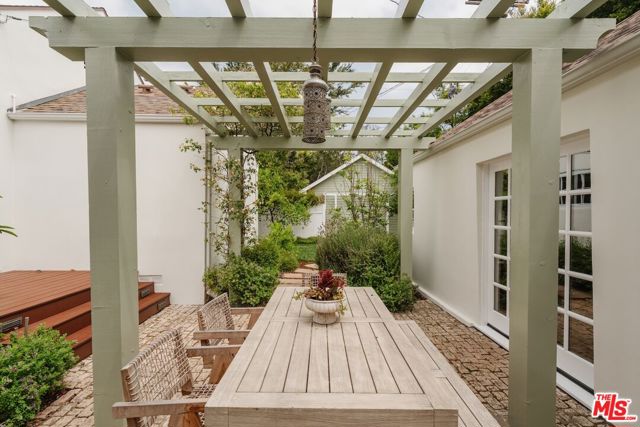 226 N Arden Boulevard, Los Angeles CA: https://media.crmls.org/mediaz/c2417937-a3c8-4d98-8c4b-03661ac6f2cb.jpg