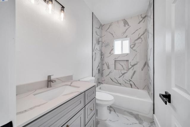 3035 Logan St, Oakland CA: https://media.crmls.org/mediaz/c241a6b6-6bbb-43bf-b446-6faf813a42a6.jpg