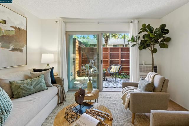 2730 Oak Rd, Walnut Creek CA: https://media.crmls.org/mediaz/c241c84c-922b-4299-bc15-7388cb44c11f.jpg