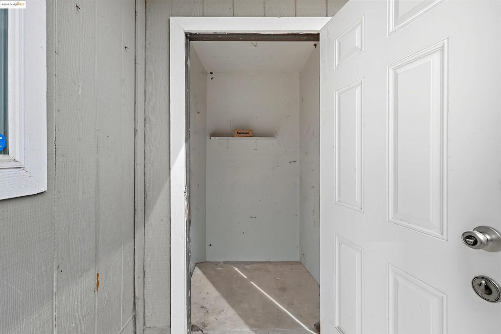 https://media.crmls.org/mediaz/c243c55e-3728-4b3a-b41a-c38f56510295.jpg?preset=X-Large