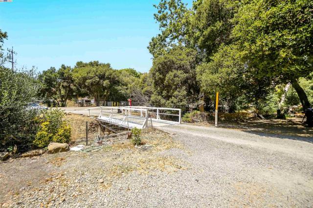 75 Kilkare Rd, Sunol CA: https://media.crmls.org/mediaz/c2441734-f71d-48bc-8a34-b86e83aa0a14.jpg