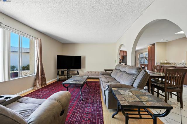 10293 Covina Pl, San Diego CA: https://media.crmls.org/mediaz/c2444376-7d6a-4c85-8e2c-87add13291ca.jpg