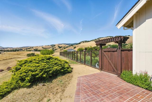2525 Bridle Path Drive, Gilroy CA: https://media.crmls.org/mediaz/c24543e7-88e6-42cb-b780-4a3315ca7551.jpg