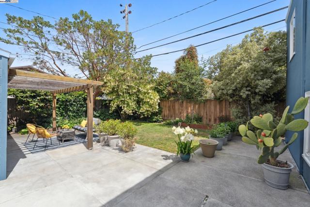 1827 Moreland Dr, Alameda CA: https://media.crmls.org/mediaz/c245ca0a-b860-4be3-a24c-3e2b596c46ed.jpg